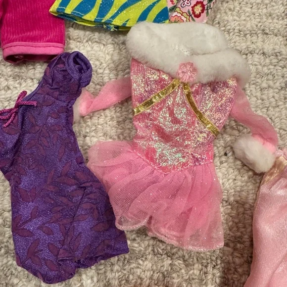 More Barbie clothes! Velvet hooded cape, hangers, scuba suit, vintage dresses.. - Picture 3 of 16